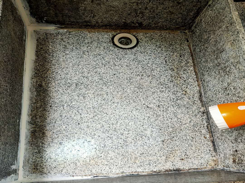 水池漏水打膠：1、將水池放好后，用筆沿著盆四邊畫(huà)一圈，然后把水池取上來(lái)；沿著畫(huà)的線打一圈玻璃膠，打好后把盆放下去壓一下，把多出來(lái)的膠用刮板刮掉就可以了。 2、玻璃膠可以換成密封條，密封條也具有防水的作用。密封條是硅膠制成，和玻璃膠的成分大體相同，防水的效果是完全相同的。