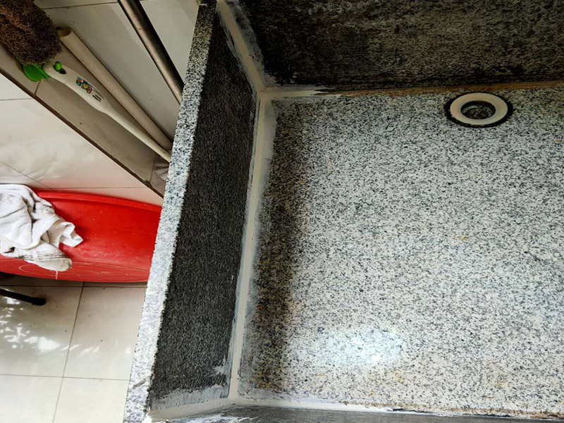 水池漏水打膠：1、將水池放好后，用筆沿著盆四邊畫(huà)一圈，然后把水池取上來(lái)；沿著畫(huà)的線打一圈玻璃膠，打好后把盆放下去壓一下，把多出來(lái)的膠用刮板刮掉就可以了。 2、玻璃膠可以換成密封條，密封條也具有防水的作用。密封條是硅膠制成，和玻璃膠的成分大體相同，防水的效果是完全相同的。