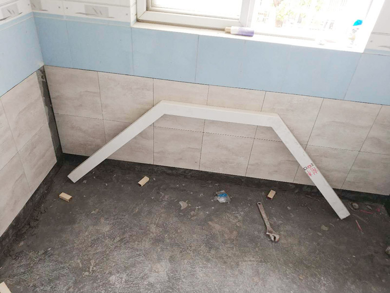 廚房陽(yáng)臺(tái)墻磚鋪貼:首先應(yīng)除去基層表面的污垢，油漬，浮灰;除去基層上所有涂料層，膩?zhàn)訉?如果基層未能達(dá)到平整度要求，需對(duì)基層進(jìn)行預(yù)先的找平處理。鋪貼瓷磚前需事先找好垂直線，以此為基準(zhǔn)鋪貼的瓷磚高低均勻、垂直美觀;此外，施工前在墻體四周需彈出標(biāo)高控制線，在地面彈出十字線，以控制地磚分隔尺寸。 調(diào)制粘結(jié)劑：加水后將粘結(jié)劑漿料攪拌至潤(rùn)滑均勻，無(wú)明顯塊狀或糊狀結(jié)塊，攪拌后的漿料靜置5-10分鐘后再稍加攪拌1-2分鐘即可使用。將瓷磚平整地鋪貼在基層上，使用橡膠錘將瓷磚拍實(shí)鋪平。施工過(guò)程中，可小幅度轉(zhuǎn)動(dòng)瓷磚，使?jié){料與瓷磚背面充分接觸。瓷磚鋪貼結(jié)束后24小時(shí)，可進(jìn)行嵌縫施工。將調(diào)制好的嵌縫劑均勻地涂在磚與磚的縫隙內(nèi)。