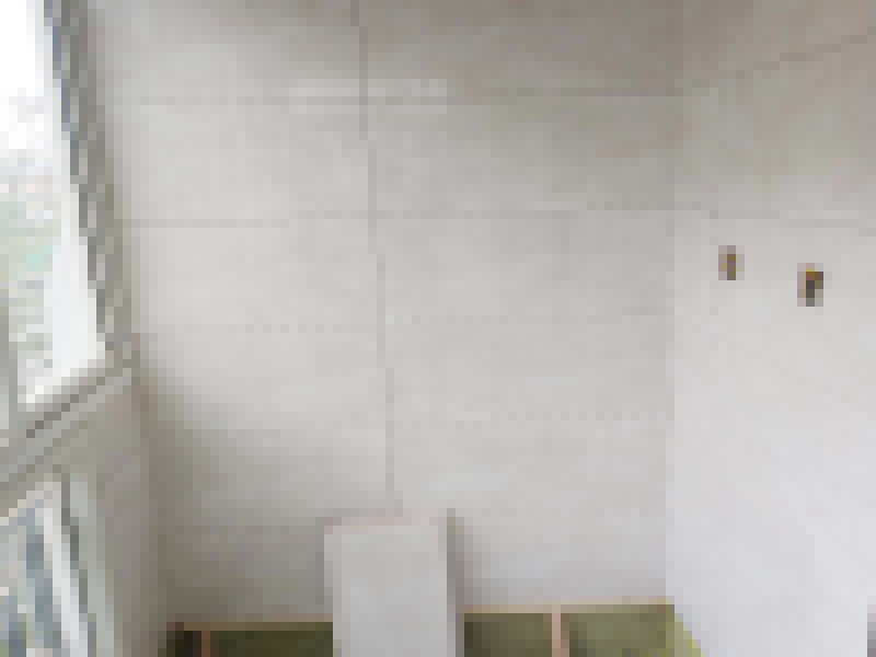 廚房陽(yáng)臺(tái)墻磚鋪貼:首先應(yīng)除去基層表面的污垢，油漬，浮灰;除去基層上所有涂料層，膩?zhàn)訉?如果基層未能達(dá)到平整度要求，需對(duì)基層進(jìn)行預(yù)先的找平處理。鋪貼瓷磚前需事先找好垂直線，以此為基準(zhǔn)鋪貼的瓷磚高低均勻、垂直美觀;此外，施工前在墻體四周需彈出標(biāo)高控制線，在地面彈出十字線，以控制地磚分隔尺寸。 調(diào)制粘結(jié)劑：加水后將粘結(jié)劑漿料攪拌至潤(rùn)滑均勻，無(wú)明顯塊狀或糊狀結(jié)塊，攪拌后的漿料靜置5-10分鐘后再稍加攪拌1-2分鐘即可使用。將瓷磚平整地鋪貼在基層上，使用橡膠錘將瓷磚拍實(shí)鋪平。施工過(guò)程中，可小幅度轉(zhuǎn)動(dòng)瓷磚，使?jié){料與瓷磚背面充分接觸。瓷磚鋪貼結(jié)束后24小時(shí)，可進(jìn)行嵌縫施工。將調(diào)制好的嵌縫劑均勻地涂在磚與磚的縫隙內(nèi)。