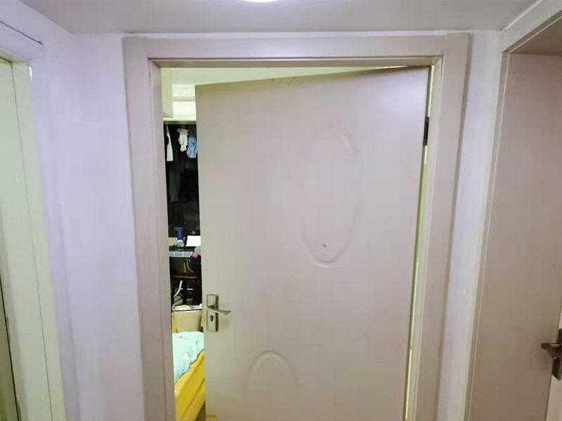 臥室門框維修翻新：首先就應該想到將變形的門框拆下來，然后重新修理一下，再重新把門框裝上去，但是，如果不及時修復，可能就需要更換。木門比較復雜，因為外層包了飾面板。很容易造成外觀破壞。而且飾面板一般用射釘槍打了釘子，一般不容易處理。那么，就從門套線下手。把門套線取下來，就可以看到門套和墻體怎樣連接了。取的時候，注意打釘?shù)奈恢?，慢慢撬開。撬開門套線后，看門套板和墻體連接出了什么問題。如果是連接的鐵條松了，用螺絲固定緊就好。如果是水泥砂漿固定的，那就要填水泥砂漿或者膠來固定了。