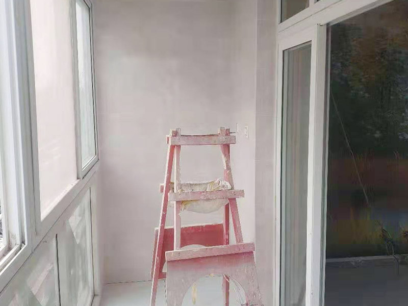 陽臺(tái)貼磚翻新：需要在粘結(jié)劑量置晾時(shí)間內(nèi)，將準(zhǔn)備好的瓷磚鋪壓到位，垂直于梳理方向輕微搓動(dòng)以排出磚下的空氣。鋪貼到位后用橡皮錘輕擊，用尺寸合適的十字定位架來調(diào)整表面平整度及接縫的平直。 磁磚盡量不要沾水，按垂直線及水平線保留6--8mm灰縫粘貼牢固后，再做填縫處理，陰雨天最好不要施工，以免水泥污垢增多。 填縫后，用木版或其他工具刮去大灰，用6--8#園鋼清理灰縫，以突出磚的立體感，磁磚表面殘留水泥一定等其發(fā)白時(shí)(即干而未凝固時(shí))，用干布或鋸沫(木屑)、大沙、擦凈表面水泥，(注意一定不要用濕布)、布條、海綿等要勤擦勤換。 等徹底凝固后，用加長(zhǎng)柄化纖滾筒毛刷沾取20%--30%鹽酸溶液進(jìn)行全面清洗，之后用清水沖凈。這時(shí)要小心操作以免鹽酸沾染人身及衣物哦。