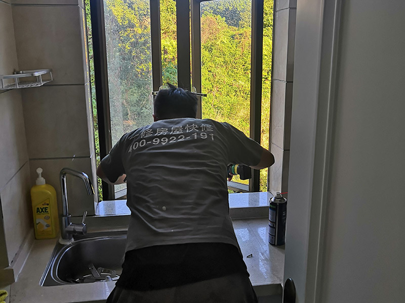 水槽安裝維修施工：第一步是安裝水龍頭。水龍頭有冷、熱之分，切勿搞錯(cuò)位置。注意兩根進(jìn)水管的位置，安裝方法及方式都大同小異，提前做好準(zhǔn)備，才不會出錯(cuò)。為了避免空隙而設(shè)置的配件。用配置好的掛片，利用螺絲夾緊調(diào)平，利用硅膠封住水槽周邊和臺面。一端接入水槽的排水口，另一端接到地下的排水口，就可以了。注意兩者之間的銜接，是否牢固，是否密封等等。進(jìn)排水是否通暢、密封是否得當(dāng)，是否滲水等等。如有滲水，立即返工。