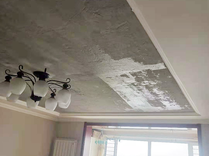 墻面基層處理：刮膩?zhàn)又?，?yīng)該先用石膏在墻面找平，做好墻面的找平工作接下來(lái)就該是對(duì)墻面進(jìn)行刮膩?zhàn)拥墓こ塘?。裝修墻面處理流程中刮膩?zhàn)有枰?jīng)過(guò)多道工序，而且其使用 的材料也要有細(xì)膩感，用膩?zhàn)硬牧暇鶆虻脑趬γ嫱磕?，形成平而整齊的裝飾效果。薄薄的涂抹 在水泥墻面上，就完成了第一道膩?zhàn)庸こ獭?刷涂料的工程中直接滾涂?jī)杀槿槟z漆即可，但是一般在刷涂料之前，墻面會(huì)涂上一層防水的膩?zhàn)訉樱梢杂行У姆乐箟γ娉霈F(xiàn)發(fā)霉、漏水等現(xiàn)象。噴涂的方式更好， 但是需要在耐水膩?zhàn)由蠈釉谏弦坏姥b潢膩?zhàn)樱瑖娚媳”〉囊粚蛹纯?，而且還需用1200目砂紙打磨，然后再噴涂乳膠漆就可以了，而且只噴一 遍油漆。如果墻面裝修的時(shí)間長(zhǎng)了，想要補(bǔ)上墻面的油漆，可以不用鏟除原有的涂料，可以直接在墻面噴涂就可以了。