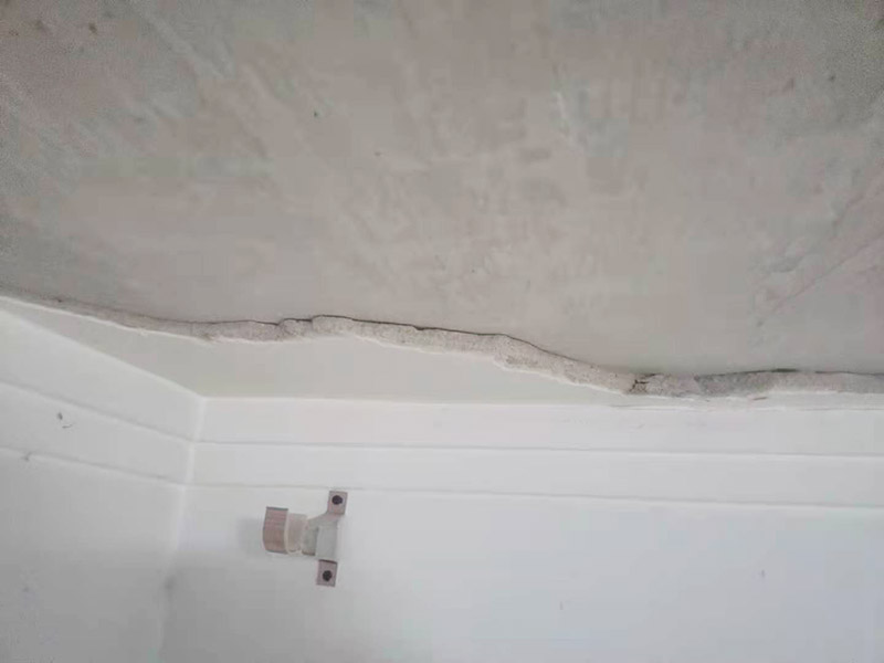 墻面基層處理：刮膩?zhàn)又埃瑧?yīng)該先用石膏在墻面找平，做好墻面的找平工作接下來(lái)就該是對(duì)墻面進(jìn)行刮膩?zhàn)拥墓こ塘?。裝修墻面處理流程中刮膩?zhàn)有枰?jīng)過(guò)多道工序，而且其使用 的材料也要有細(xì)膩感，用膩?zhàn)硬牧暇鶆虻脑趬γ嫱磕?，形成平而整齊的裝飾效果。薄薄的涂抹 在水泥墻面上，就完成了第一道膩?zhàn)庸こ獭?刷涂料的工程中直接滾涂?jī)杀槿槟z漆即可，但是一般在刷涂料之前，墻面會(huì)涂上一層防水的膩?zhàn)訉?，可以有效的防止墻面出現(xiàn)發(fā)霉、漏水等現(xiàn)象。噴涂的方式更好， 但是需要在耐水膩?zhàn)由蠈釉谏弦坏姥b潢膩?zhàn)?，噴上薄薄的一層即可，而且還需用1200目砂紙打磨，然后再噴涂乳膠漆就可以了，而且只噴一 遍油漆。如果墻面裝修的時(shí)間長(zhǎng)了，想要補(bǔ)上墻面的油漆，可以不用鏟除原有的涂料，可以直接在墻面噴涂就可以了。