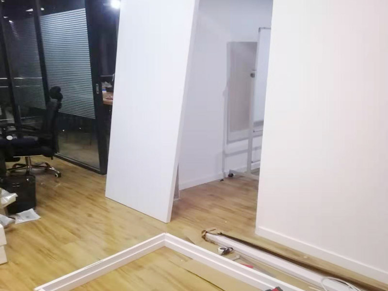 木門安裝服務(wù)：木門安裝的第一步是拼裝門套，要先將木門的門套和立板找出，依據(jù)反面編號對好接合口，其采口應(yīng)在同一平面上，然后在接口處涂上膠水。在拼裝時(shí)，不要直接把螺絲打入門套內(nèi)，應(yīng)查看采口之間的尺度是否正確，接合處是否平坦結(jié)實(shí)再進(jìn)行安裝。當(dāng)門套拼接好之后，就需要將它放在門洞內(nèi)，然后使用一些木條將它的四周進(jìn)行固定，門套的雙面應(yīng)與墻體保持在同一平面上。其次要查看門套的全體是否和地面垂直，門套的頂板和兩立板的兩個(gè)角是否直角，門套立板有無曲折。 接著需要安裝門扇，在這個(gè)步驟，需要注意的是其合頁槽與門扇兩邊的距離應(yīng)以門扇高度的1/10為宜，合頁槽的深度以合頁的單片厚度為宜。如果門的重量較重，就需要安裝3個(gè)合頁。當(dāng)合頁裝好以后，要再用螺絲將其固定。需要注意的是門套上的合頁要先只擰上一顆螺釘，然后關(guān)門查看門的左右和上面的縫隙是否相同，開啟是否靈敏，確認(rèn)無誤后，再將其它的螺釘擰緊固定。