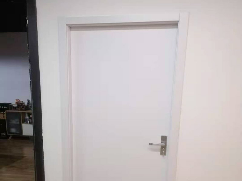 木門安裝服務(wù)：木門安裝的第一步是拼裝門套，要先將木門的門套和立板找出，依據(jù)反面編號對好接合口，其采口應(yīng)在同一平面上，然后在接口處涂上膠水。在拼裝時(shí)，不要直接把螺絲打入門套內(nèi)，應(yīng)查看采口之間的尺度是否正確，接合處是否平坦結(jié)實(shí)再進(jìn)行安裝。當(dāng)門套拼接好之后，就需要將它放在門洞內(nèi)，然后使用一些木條將它的四周進(jìn)行固定，門套的雙面應(yīng)與墻體保持在同一平面上。其次要查看門套的全體是否和地面垂直，門套的頂板和兩立板的兩個(gè)角是否直角，門套立板有無曲折。 接著需要安裝門扇，在這個(gè)步驟，需要注意的是其合頁槽與門扇兩邊的距離應(yīng)以門扇高度的1/10為宜，合頁槽的深度以合頁的單片厚度為宜。如果門的重量較重，就需要安裝3個(gè)合頁。當(dāng)合頁裝好以后，要再用螺絲將其固定。需要注意的是門套上的合頁要先只擰上一顆螺釘，然后關(guān)門查看門的左右和上面的縫隙是否相同，開啟是否靈敏，確認(rèn)無誤后，再將其它的螺釘擰緊固定。