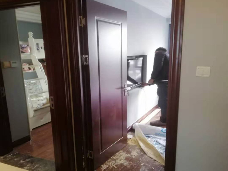 室內(nèi)木門安裝：首先要組裝門套。在上一個(gè)木門安裝步驟中已經(jīng)將木門的各個(gè)部件整理好了，所以此時(shí)只需要將門套與立板根據(jù)編號(hào)接合。接下來將門套安裝進(jìn)門洞里。這是比較重要的一個(gè)木門安裝步驟，應(yīng)該先將門套的四周固定好，要注意門套是否與地面垂直，這時(shí)候的木門安裝標(biāo)準(zhǔn)是垂直誤差不可以超過2mm,水平誤差不允許超過1mm。然后就是安裝門扇了，密封條一定要做好。最后是安裝五金，包括門鎖、合頁、門吸等，一定要確保靈活、牢固。