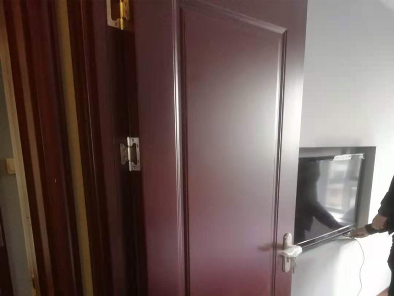 室內(nèi)木門安裝：首先要組裝門套。在上一個(gè)木門安裝步驟中已經(jīng)將木門的各個(gè)部件整理好了，所以此時(shí)只需要將門套與立板根據(jù)編號(hào)接合。接下來將門套安裝進(jìn)門洞里。這是比較重要的一個(gè)木門安裝步驟，應(yīng)該先將門套的四周固定好，要注意門套是否與地面垂直，這時(shí)候的木門安裝標(biāo)準(zhǔn)是垂直誤差不可以超過2mm,水平誤差不允許超過1mm。然后就是安裝門扇了，密封條一定要做好。最后是安裝五金，包括門鎖、合頁、門吸等，一定要確保靈活、牢固。