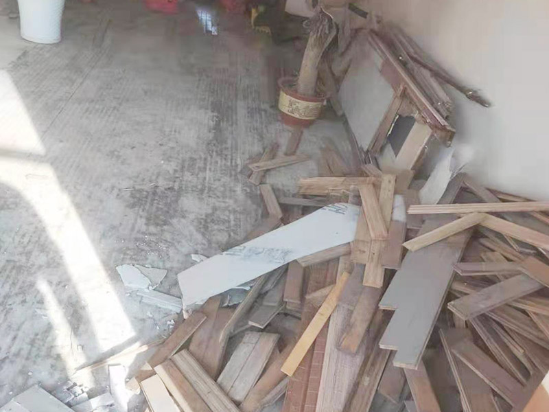 老舊陽臺鏟除裝修：原有的下水和地漏要做好保護(hù)，以防在拆除過程中掉下的。地面拆除需到混凝土層。原有開發(fā)商交付的防水必須全部鏟除。鏟除以后要先做地面找平。以防出現(xiàn)魚眼坑坑洼洼等不平。導(dǎo)致防水無效及。地磚空鼓。防水干了以后，一定要做24小時得閉水試驗，然后到樓下去檢查是否漏水，才能繼續(xù)施工。 陽臺雖然不會經(jīng)常有大面積的積水，但是為了防止意外的發(fā)生，防水是一定要做的哦。