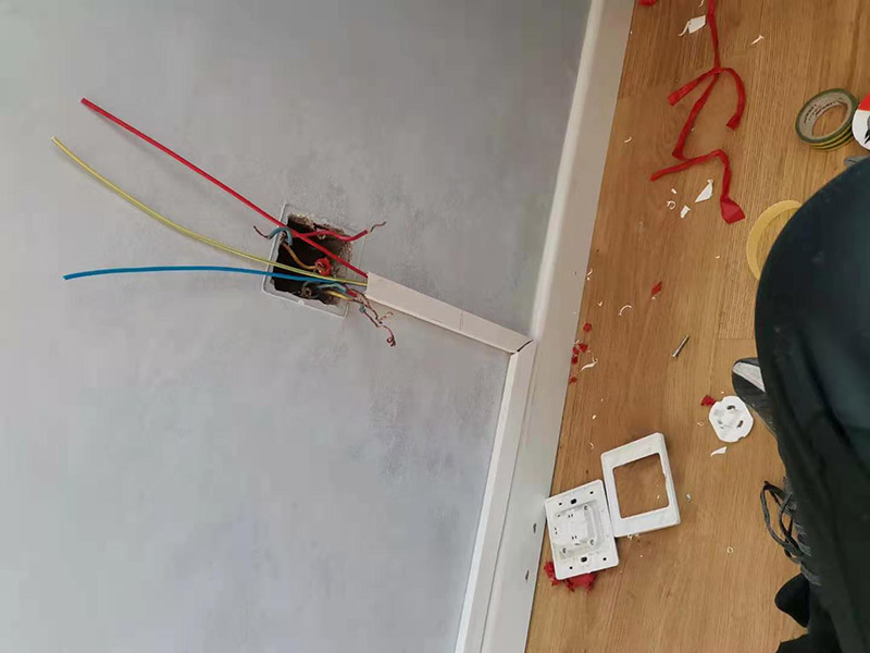 客廳明裝電路維修：從起始端到終結(jié)端，先干線支線找好水平線和垂直線。用粉線袋在線路中心彈線，并分均檔距，確定固定點位置。在固定點位置處用電錘鉆孔，然后埋入塑料脹管或傘型螺栓，供線槽固定。根據(jù)放置電線的截面大小及根數(shù)，選用適當(dāng)規(guī)格的線槽。 將線槽的底板橫平豎直地緊貼房屋墻壁、頂面的表面。固定線槽時，一般先固定兩端再固定中間。線槽對接縫與槽蓋對接縫應(yīng)錯開并不小于10cm。槽底、槽蓋與各種附件相對接時，接縫處應(yīng)嚴(yán)密平整，固定牢固。盒子都應(yīng)兩點固定，各種附件角、轉(zhuǎn)角、三通等固定點不應(yīng)少于兩點。在線路分支接頭處應(yīng)采用相應(yīng)的接線箱。