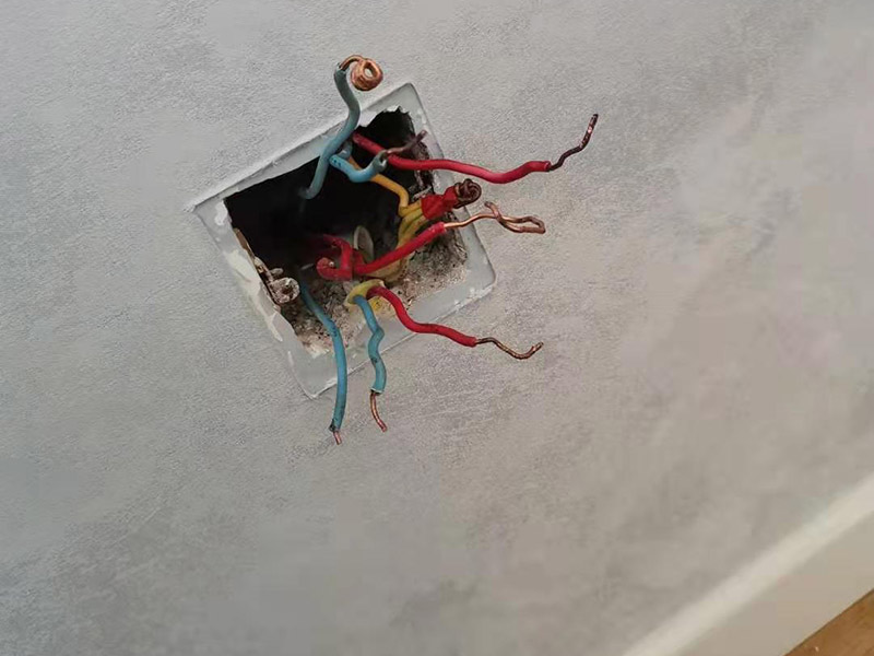 客廳明裝電路維修：從起始端到終結(jié)端，先干線支線找好水平線和垂直線。用粉線袋在線路中心彈線，并分均檔距，確定固定點位置。在固定點位置處用電錘鉆孔，然后埋入塑料脹管或傘型螺栓，供線槽固定。根據(jù)放置電線的截面大小及根數(shù)，選用適當(dāng)規(guī)格的線槽。 將線槽的底板橫平豎直地緊貼房屋墻壁、頂面的表面。固定線槽時，一般先固定兩端再固定中間。線槽對接縫與槽蓋對接縫應(yīng)錯開并不小于10cm。槽底、槽蓋與各種附件相對接時，接縫處應(yīng)嚴(yán)密平整，固定牢固。盒子都應(yīng)兩點固定，各種附件角、轉(zhuǎn)角、三通等固定點不應(yīng)少于兩點。在線路分支接頭處應(yīng)采用相應(yīng)的接線箱。