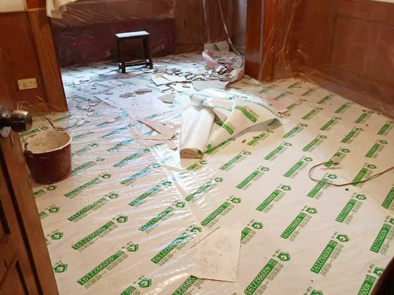 家具保護(hù)措施：地板保護(hù)，地板保護(hù)需要使用pvc+棉保護(hù)膜 （薄的保護(hù)膜會在裝修過程中踩壞），沿墻邊使用家較寬的地板專用膠帶密封。家居保護(hù)只需要使用普通pvc保護(hù)膜即可，注意下方要留足保護(hù)膜遮蓋下方地板。門窗保護(hù):使用無紡布門窗保護(hù)膜，裁剪適當(dāng)大小貼在窗戶上級窗戶框上即可。門使用pvc保護(hù)膜，小的突起如電源插座，使用保護(hù)膜覆蓋用較窄的地板專用膠帶密封。 注意：所有的密封都不要貼到需要粉刷裝修的墻面上。