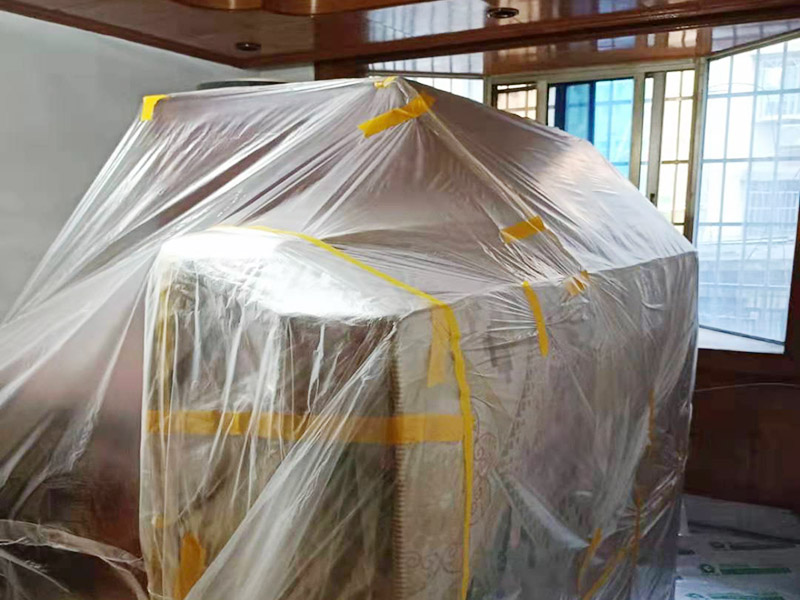 家具保護(hù)措施：地板保護(hù)，地板保護(hù)需要使用pvc+棉保護(hù)膜 （薄的保護(hù)膜會在裝修過程中踩壞），沿墻邊使用家較寬的地板專用膠帶密封。家居保護(hù)只需要使用普通pvc保護(hù)膜即可，注意下方要留足保護(hù)膜遮蓋下方地板。門窗保護(hù):使用無紡布門窗保護(hù)膜，裁剪適當(dāng)大小貼在窗戶上級窗戶框上即可。門使用pvc保護(hù)膜，小的突起如電源插座，使用保護(hù)膜覆蓋用較窄的地板專用膠帶密封。 注意：所有的密封都不要貼到需要粉刷裝修的墻面上。