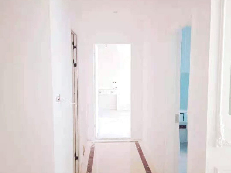 墻面乳膠漆刷新:首先應(yīng)將墻面上的雜質(zhì)清理干凈，確定墻面無雜質(zhì)后開始刮膩?zhàn)?，并用砂紙將墻面打磨平整，接著開始涂刷底漆，涂刷時(shí)需確保墻面每個(gè)角落都涂到，上完底漆后，將墻面的坑眼打磨平整，最后涂刷面漆，涂刷后的十天內(nèi)，不得接觸或擦洗墻面。