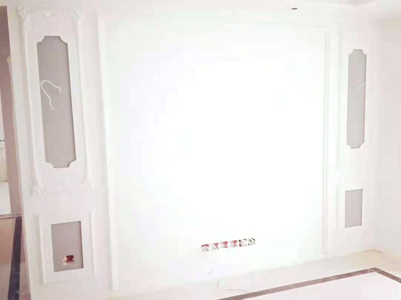 墻面乳膠漆刷新:首先應(yīng)將墻面上的雜質(zhì)清理干凈，確定墻面無雜質(zhì)后開始刮膩?zhàn)?，并用砂紙將墻面打磨平整，接著開始涂刷底漆，涂刷時(shí)需確保墻面每個(gè)角落都涂到，上完底漆后，將墻面的坑眼打磨平整，最后涂刷面漆，涂刷后的十天內(nèi)，不得接觸或擦洗墻面。