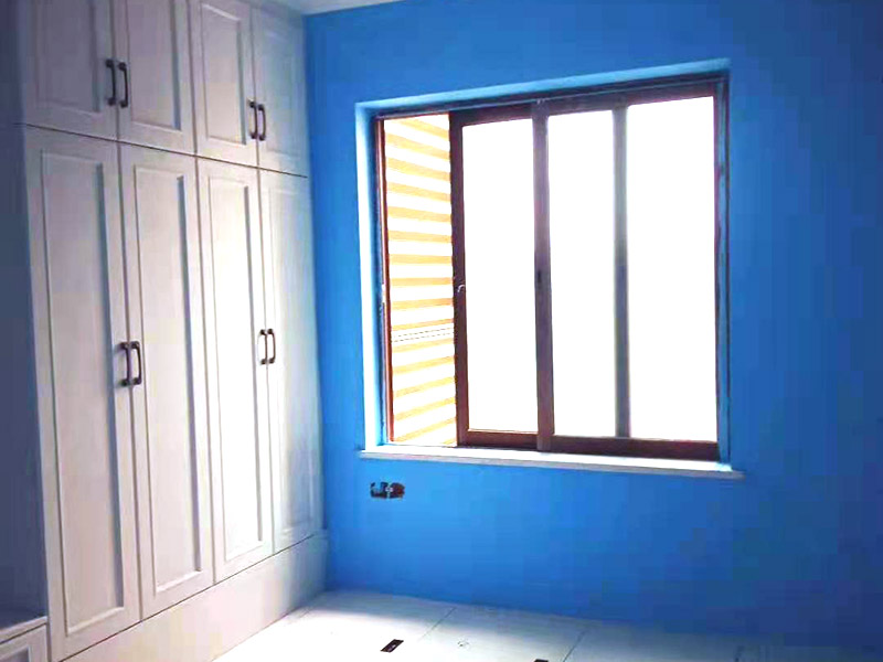 墻面乳膠漆刷新:首先應(yīng)將墻面上的雜質(zhì)清理干凈，確定墻面無雜質(zhì)后開始刮膩?zhàn)?，并用砂紙將墻面打磨平整，接著開始涂刷底漆，涂刷時(shí)需確保墻面每個(gè)角落都涂到，上完底漆后，將墻面的坑眼打磨平整，最后涂刷面漆，涂刷后的十天內(nèi)，不得接觸或擦洗墻面。