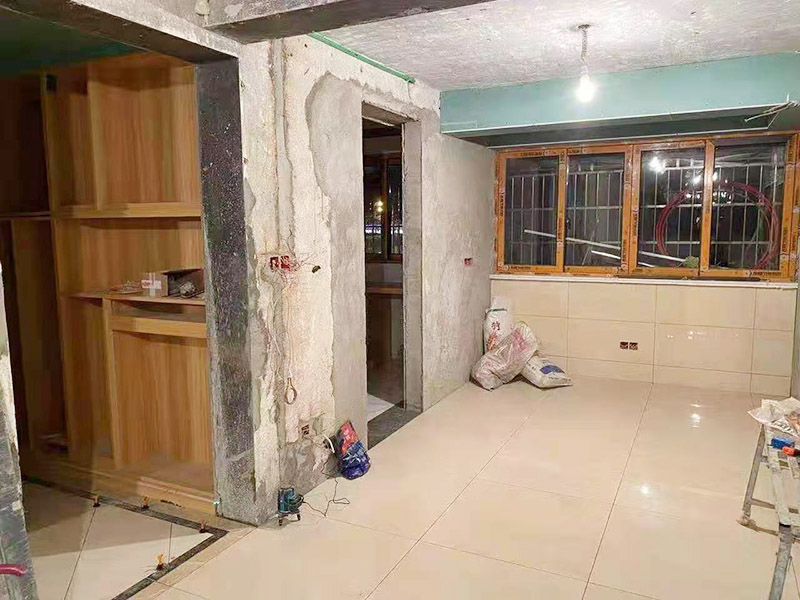 用了二十幾年的木桌子要翻新，用哪種家具維修噴漆方法可以搞定