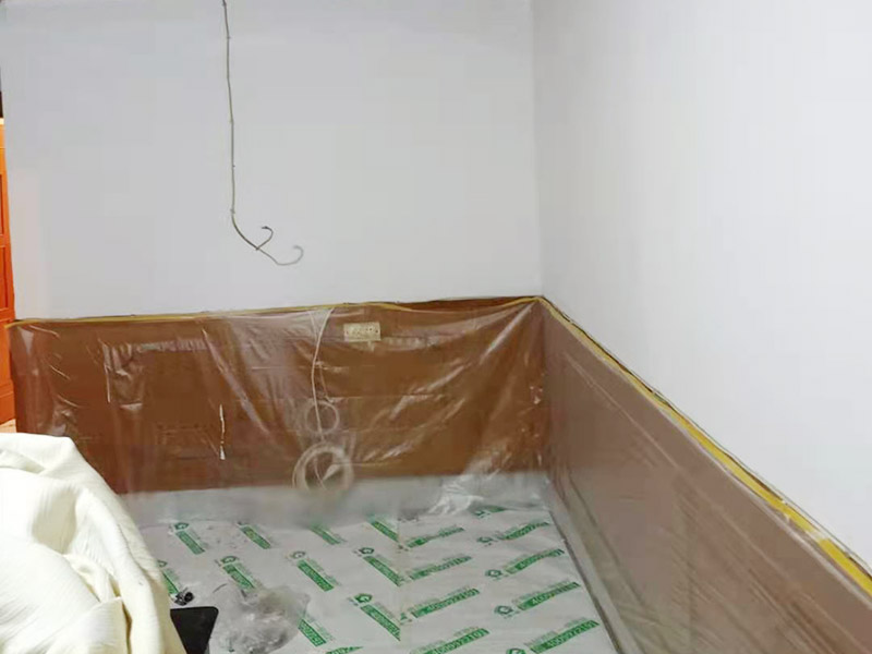 墻面刷新保護：舊墻的基礎(chǔ)處理主要是指根除墻面的原有裝飾，一般包含墻面原有墻面漆和膩子層的根除、原有木裝飾、原有其它外表裝飾物如墻紙等的鏟除等。濕潤原有墻面，墻面鏟除的會比較徹底。墻面的基礎(chǔ)處理要根據(jù)墻面的具體情況，具體施工（局部鏟除修補、鏟除至石膏層膩子、鏟除至原墻水泥層），以便靈活掌握預(yù)算和工期。