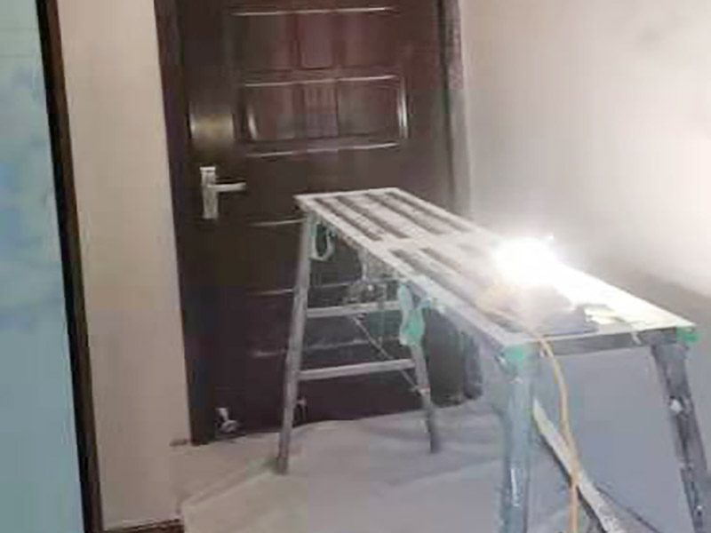 墻面刷新保護：舊墻的基礎(chǔ)處理主要是指根除墻面的原有裝飾，一般包含墻面原有墻面漆和膩子層的根除、原有木裝飾、原有其它外表裝飾物如墻紙等的鏟除等。濕潤原有墻面，墻面鏟除的會比較徹底。墻面的基礎(chǔ)處理要根據(jù)墻面的具體情況，具體施工（局部鏟除修補、鏟除至石膏層膩子、鏟除至原墻水泥層），以便靈活掌握預(yù)算和工期。