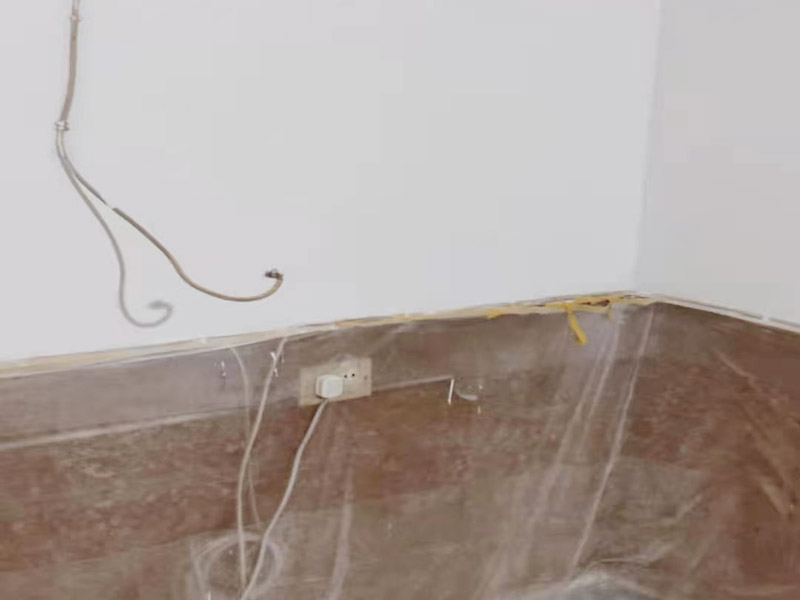 墻面刷新保護：舊墻的基礎(chǔ)處理主要是指根除墻面的原有裝飾，一般包含墻面原有墻面漆和膩子層的根除、原有木裝飾、原有其它外表裝飾物如墻紙等的鏟除等。濕潤原有墻面，墻面鏟除的會比較徹底。墻面的基礎(chǔ)處理要根據(jù)墻面的具體情況，具體施工（局部鏟除修補、鏟除至石膏層膩子、鏟除至原墻水泥層），以便靈活掌握預(yù)算和工期。