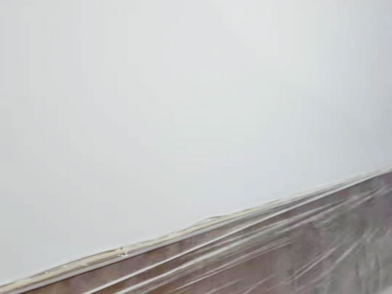 墻面刷新保護：舊墻的基礎(chǔ)處理主要是指根除墻面的原有裝飾，一般包含墻面原有墻面漆和膩子層的根除、原有木裝飾、原有其它外表裝飾物如墻紙等的鏟除等。濕潤原有墻面，墻面鏟除的會比較徹底。墻面的基礎(chǔ)處理要根據(jù)墻面的具體情況，具體施工（局部鏟除修補、鏟除至石膏層膩子、鏟除至原墻水泥層），以便靈活掌握預(yù)算和工期。