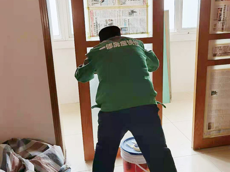 舊木門翻新裝修：用粗砂紙把需要刷油漆的地方都打磨一遍，注意轉(zhuǎn)角的地方不要打磨的太厲害，保持木門原來的形狀。用布沾水，弄成半濕狀，把剛打磨完的木門上的粉末都擦干凈。拿細(xì)砂紙?jiān)僦匦麓蚰ヒ槐?，同樣要注意轉(zhuǎn)角處。再用沾水布把粉末清理干凈。