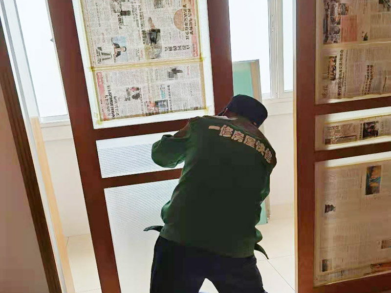 舊木門翻新裝修：用粗砂紙把需要刷油漆的地方都打磨一遍，注意轉(zhuǎn)角的地方不要打磨的太厲害，保持木門原來的形狀。用布沾水，弄成半濕狀，把剛打磨完的木門上的粉末都擦干凈。拿細(xì)砂紙?jiān)僦匦麓蚰ヒ槐?，同樣要注意轉(zhuǎn)角處。再用沾水布把粉末清理干凈。