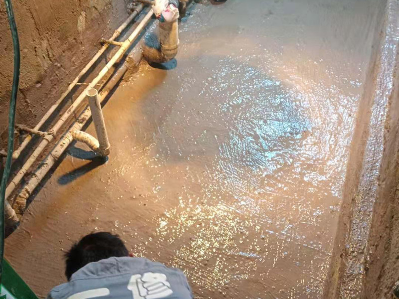 基層處理是衛(wèi)生間做防水的基礎(chǔ)工作，要找平地面，確保地面的平整干凈。鋪貼涂料時要做到用力均勻，不能漏刷、缺刷，避免脫落、開裂等，過于干燥的季節(jié)也不適宜做防水。涂刷的厚度小于1毫米比較好。做完防水涂層后一定要涂上表面防護(hù)涂料，對內(nèi)部材料起到保護(hù)的作用。鋪保護(hù)層與鋪防水涂料一樣要做到均勻、無裂痕、不脫落。閉水實(shí)驗是衛(wèi)生間做防水的最后一步，對防水施工進(jìn)行檢查。在防水層徹底干透后，在衛(wèi)生間蓄水24小時以上，看是否有漏水等現(xiàn)象。