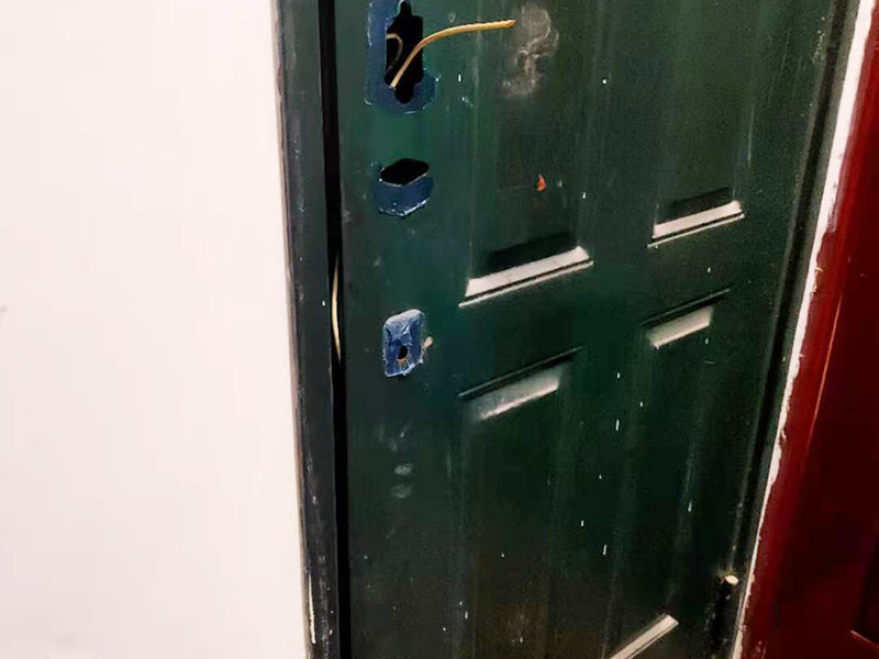 貴陽防盜門噴漆的師傅為什么都是白天施工，晚上不能給防盜門噴漆嗎