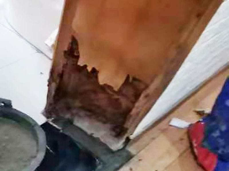 門框修補維修：如果清漆門表面小塊油漆剝落后，可取同色廣告顏料涂補，再用清漆涂在表面即可完好如初。首先在修補門框之前，需要把門摘下來，由于木門一般比較重，因此在摘的時候，最好合作，不要一個人去摘，否則很有可能拿不住或者其他原因把門弄壞;其次，需要使用骨膠對斷裂的門框進(jìn)行粘合，等到骨膠完全干燥以后，用自攻釘打一個薄薄的鐵條，之所以要這樣，是因為要讓斷裂的地方產(chǎn)生一種拉力，這個步驟需要一定的時間，因此要耐心等待。