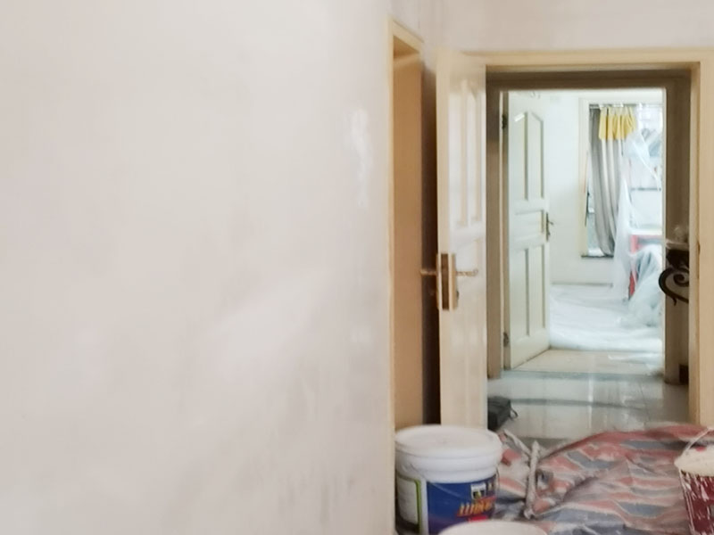 墻面刮膩?zhàn)泳S修:刮膩?zhàn)訉?duì)不同的墻體有著不同的要求，像比較常見(jiàn)的混凝土的墻面，會(huì)出現(xiàn)一些氣孔與鼓起的現(xiàn)象，所以就要先把墻面修平整掉，磨平凸起處，填補(bǔ)凹陷處。如果是預(yù)制混凝土的墻面，那么它的表面層就會(huì)有一些砂礫與疙瘩的現(xiàn)象，這個(gè)時(shí)候就需要專(zhuān)業(yè)的施工人員，使用用鋼絲刷把墻面整體的刷一遍。