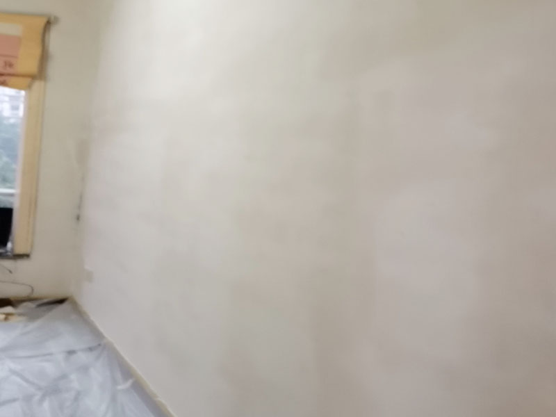 墻面刮膩?zhàn)泳S修:刮膩?zhàn)訉?duì)不同的墻體有著不同的要求，像比較常見(jiàn)的混凝土的墻面，會(huì)出現(xiàn)一些氣孔與鼓起的現(xiàn)象，所以就要先把墻面修平整掉，磨平凸起處，填補(bǔ)凹陷處。如果是預(yù)制混凝土的墻面，那么它的表面層就會(huì)有一些砂礫與疙瘩的現(xiàn)象，這個(gè)時(shí)候就需要專(zhuān)業(yè)的施工人員，使用用鋼絲刷把墻面整體的刷一遍。