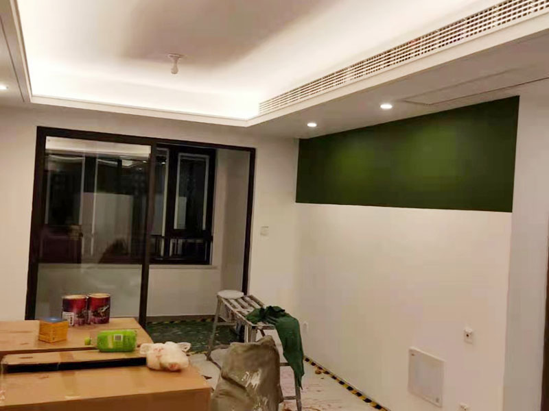 全屋墻面局部改色：如果原來(lái)的乳膠漆墻面沒(méi)有出現(xiàn)太大的裂痕或是掉皮，僅僅只是墻面表面舊了的話(huà)就可以直接涂刷。 要是原來(lái)的墻面出現(xiàn)質(zhì)量問(wèn)題，就要先把原來(lái)的墻面處理清楚才可以進(jìn)行涂刷。比如出現(xiàn)裂紋的話(huà)，首先在裂紋的兩旁鏟除10cm寬，在把鏟除的地方清理干凈后，然后用108膠粘貼&ldquo;滌綸&rdquo;布，再用石膏找平，最后涂上要改的顏色即可。如果墻面掉皮，有可能是墻面滲水造成的，這個(gè)問(wèn)題就比較嚴(yán)重，需要鏟除全部的墻面再進(jìn)行重新施工。