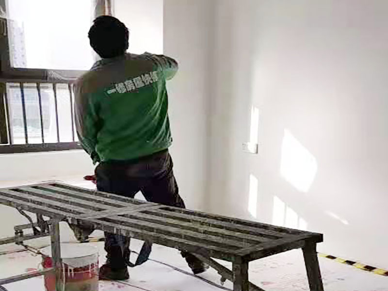 全屋墻面局部改色：如果原來(lái)的乳膠漆墻面沒(méi)有出現(xiàn)太大的裂痕或是掉皮，僅僅只是墻面表面舊了的話(huà)就可以直接涂刷。 要是原來(lái)的墻面出現(xiàn)質(zhì)量問(wèn)題，就要先把原來(lái)的墻面處理清楚才可以進(jìn)行涂刷。比如出現(xiàn)裂紋的話(huà)，首先在裂紋的兩旁鏟除10cm寬，在把鏟除的地方清理干凈后，然后用108膠粘貼&ldquo;滌綸&rdquo;布，再用石膏找平，最后涂上要改的顏色即可。如果墻面掉皮，有可能是墻面滲水造成的，這個(gè)問(wèn)題就比較嚴(yán)重，需要鏟除全部的墻面再進(jìn)行重新施工。