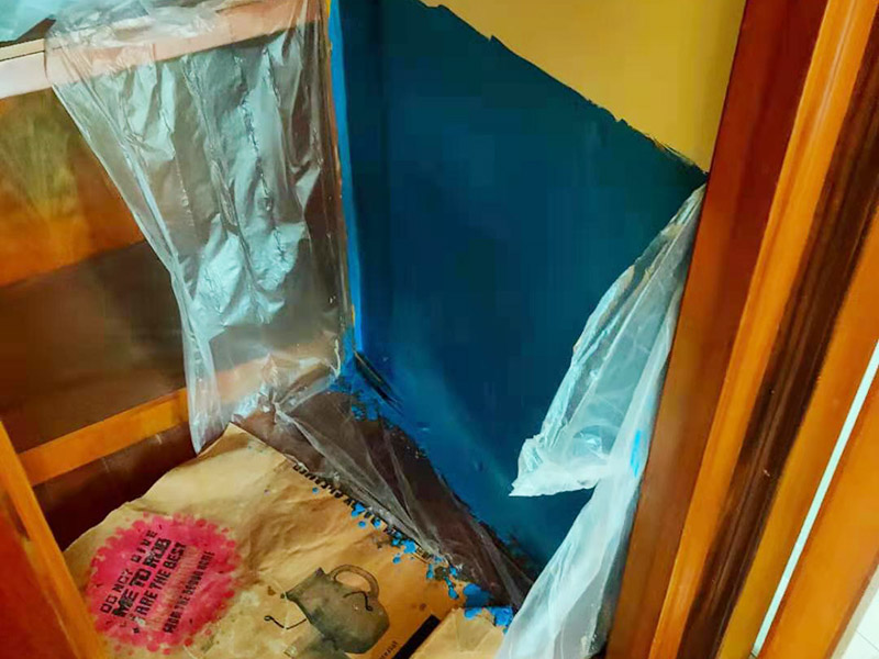 局部修補(bǔ)和防水：處理墻面基層：在刷漆前，基層需要平整干凈，如果墻面不平整的，還需要進(jìn)行找平和清潔工序，在刷漆墻面的時(shí)候要鏟除舊的漆，如果是五年以上的老房子，還要鏟除膩?zhàn)印?涂刷界面劑：刷界面劑要刷的相當(dāng)均勻。 防水處理：主要是針對(duì)廚房和衛(wèi)生間這些容易潮濕的房間進(jìn)行的，必須用到防水涂料，施工前要了解是如何調(diào)配的。 防裂處理：遇到墻面有裂縫這種情況，需要在墻體有裂紋的地方以及輕體墻和承重墻接合處貼上牛皮紙、網(wǎng)格纖維布這些材料，來修補(bǔ)裂縫，不然刷出來的效果肯定是不理想的。 批刮膩?zhàn)樱毫私庖恍┏Ｓ玫哪佔(zhàn)诱{(diào)配說明，一般在購買的膩?zhàn)臃郯b上面會(huì)有使用說明的，可以在購買的時(shí)候可以詢問下銷售人員，在配置好后，要盡量的攪拌均勻，放置過十多二十分鐘。