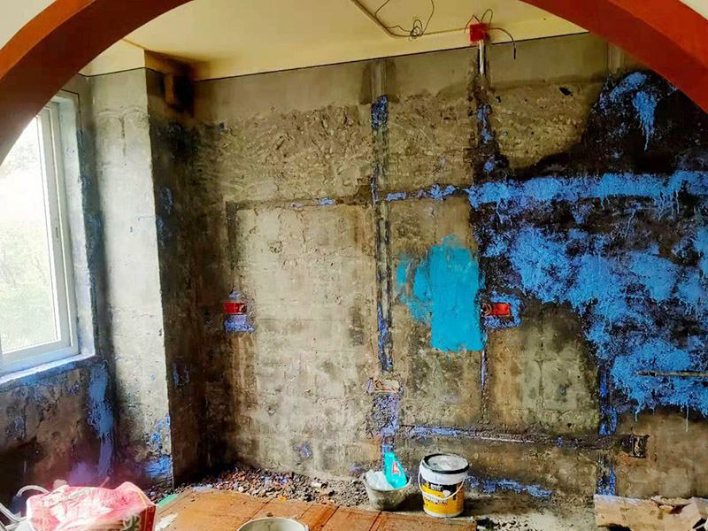 局部修補(bǔ)和防水：處理墻面基層：在刷漆前，基層需要平整干凈，如果墻面不平整的，還需要進(jìn)行找平和清潔工序，在刷漆墻面的時(shí)候要鏟除舊的漆，如果是五年以上的老房子，還要鏟除膩?zhàn)印?涂刷界面劑：刷界面劑要刷的相當(dāng)均勻。 防水處理：主要是針對(duì)廚房和衛(wèi)生間這些容易潮濕的房間進(jìn)行的，必須用到防水涂料，施工前要了解是如何調(diào)配的。 防裂處理：遇到墻面有裂縫這種情況，需要在墻體有裂紋的地方以及輕體墻和承重墻接合處貼上牛皮紙、網(wǎng)格纖維布這些材料，來修補(bǔ)裂縫，不然刷出來的效果肯定是不理想的。 批刮膩?zhàn)樱毫私庖恍┏Ｓ玫哪佔(zhàn)诱{(diào)配說明，一般在購買的膩?zhàn)臃郯b上面會(huì)有使用說明的，可以在購買的時(shí)候可以詢問下銷售人員，在配置好后，要盡量的攪拌均勻，放置過十多二十分鐘。