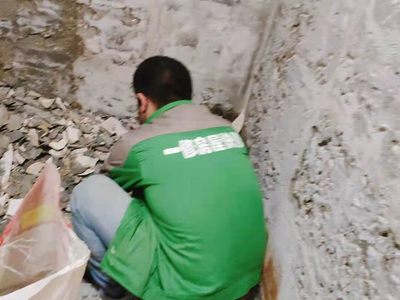 衛(wèi)生間墻磚重貼：首先要先把舊的瓷磚給弄下來。 鋪貼衛(wèi)生間瓷磚的水泥砂漿比例粘貼衛(wèi)生間瓷磚采用的水泥標(biāo)號為425號水泥,水泥沙子的混合比例不要大于1:3,水泥含量過重的話,會因為水泥的膨脹系數(shù)高而導(dǎo)致瓷磚的開裂,減少瓷磚的使用壽命。 衛(wèi)生間瓷磚泡水時長衛(wèi)生間如果采用釉面墻磚,用水泥砂漿作為粘接劑,瓷磚需要經(jīng)過泡水后鋪貼,泡水的時間以瓷磚完全浸泡后不冒氣泡的時間為宜,一般為三十分鐘就可以了。 鋪貼要留縫鋪貼衛(wèi)生間瓷磚無論是否屬于無縫磚,都必須留縫,建議不小于1mm,普通墻磚以1.5—2mm為宜,仿古磚縫隙可以適當(dāng)?shù)募訉挕? width=