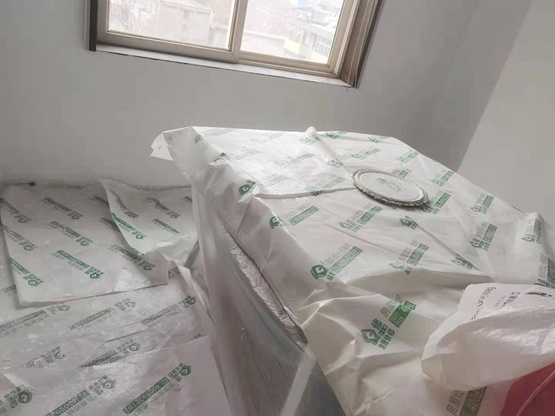 辦公室成品保護(hù)：各種裝修物料的進(jìn)場(chǎng)以及各種建筑裝修垃圾的清理，都會(huì)經(jīng)過(guò)入戶門(mén)，這些物品在搬運(yùn)的過(guò)程中，難免會(huì)和入戶門(mén)發(fā)生磕碰，造成入戶門(mén)的磕碰劃傷，所以，第一個(gè)需要做好成品保護(hù)的地方就是入戶門(mén)。做法：在裝修開(kāi)工前直到家具進(jìn)場(chǎng)期間，都需要對(duì)入戶門(mén)進(jìn)行保護(hù)！可以使用成品保護(hù)膜將門(mén)包裹。 在進(jìn)行木門(mén)、櫥柜、家具等的相關(guān)的安裝或組裝的過(guò)程中，成品保護(hù)主要體現(xiàn)在兩個(gè)方面：一是原有的墻面、地面裝飾的保護(hù)，盡量避免因?yàn)檫@些安裝工程對(duì)已裝的部分造成破壞；二是安裝的物品本身的保護(hù)，注意不要在安裝過(guò)程中造成磕碰、劃傷等損傷。 好處：1.美觀；2.避免后期刮膩?zhàn)拥蔚焦褡由希?.避免后期安裝碰到，導(dǎo)致油漆脫落和刮痕；4.防塵。