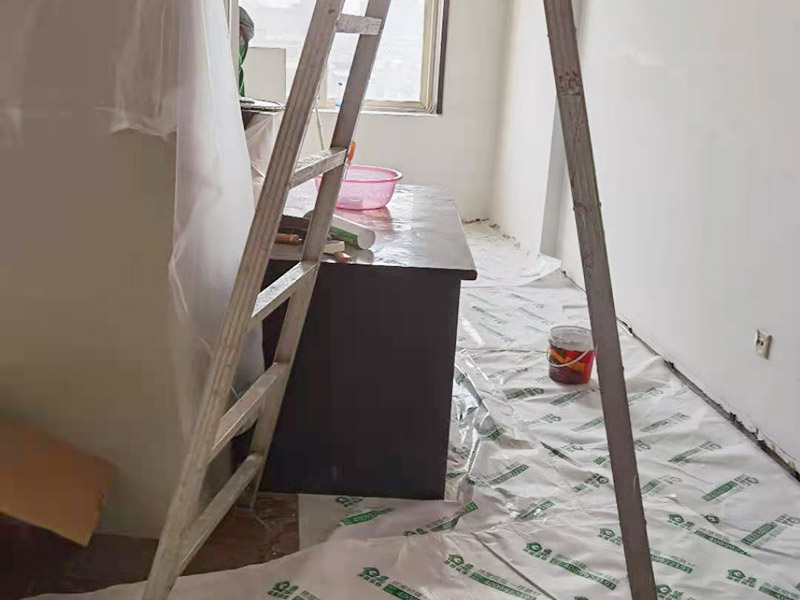 辦公室成品保護(hù)：各種裝修物料的進(jìn)場(chǎng)以及各種建筑裝修垃圾的清理，都會(huì)經(jīng)過(guò)入戶門(mén)，這些物品在搬運(yùn)的過(guò)程中，難免會(huì)和入戶門(mén)發(fā)生磕碰，造成入戶門(mén)的磕碰劃傷，所以，第一個(gè)需要做好成品保護(hù)的地方就是入戶門(mén)。做法：在裝修開(kāi)工前直到家具進(jìn)場(chǎng)期間，都需要對(duì)入戶門(mén)進(jìn)行保護(hù)！可以使用成品保護(hù)膜將門(mén)包裹。 在進(jìn)行木門(mén)、櫥柜、家具等的相關(guān)的安裝或組裝的過(guò)程中，成品保護(hù)主要體現(xiàn)在兩個(gè)方面：一是原有的墻面、地面裝飾的保護(hù)，盡量避免因?yàn)檫@些安裝工程對(duì)已裝的部分造成破壞；二是安裝的物品本身的保護(hù)，注意不要在安裝過(guò)程中造成磕碰、劃傷等損傷。 好處：1.美觀；2.避免后期刮膩?zhàn)拥蔚焦褡由希?.避免后期安裝碰到，導(dǎo)致油漆脫落和刮痕；4.防塵。