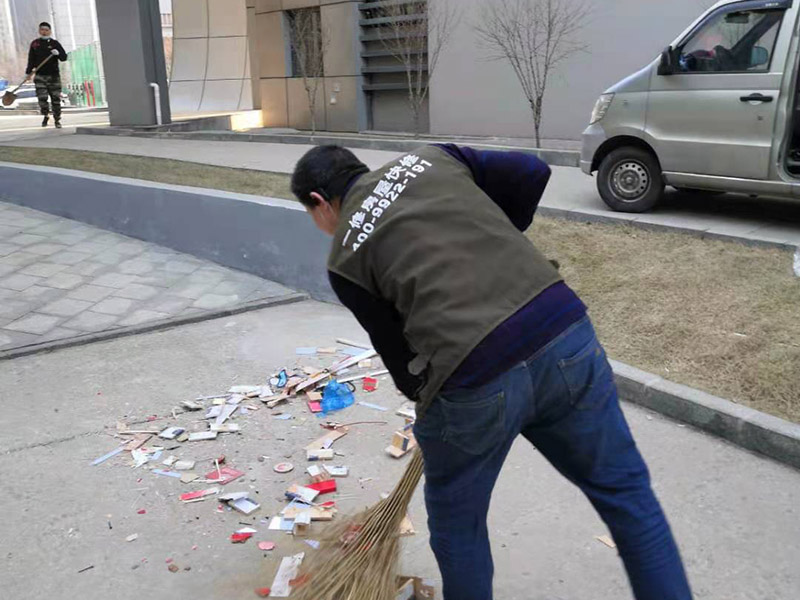 室外裝飾拆除維修：如果是有電梯的房子裝修拆除的話，要做好電梯間的保護(hù)工作，避免影響一整棟樓的環(huán)境。弄一些夾板或者真珠板材來(lái)保護(hù)電梯間，從電梯間到房門的走廊倪也鋪設(shè)一些瓦楞紙或者真珠板，避免使用推車的時(shí)候損壞地面。 如果對(duì)于屋子里的地板不需要進(jìn)行裝修拆除的話，就需要考慮到保護(hù)的問(wèn)題了。要在地板上鋪一層夾板加上一層真珠板，以免重物敲擊或者是顏色滲透。如果原本房?jī)?nèi)的家具不好搬出去則需要考慮用一層氣泡紙包裹起來(lái)，然后加一層棉被才能比較穩(wěn)妥的保護(hù)好，倪是都不好要留在現(xiàn)場(chǎng)，至于燈具、空調(diào)和熱水器等倪還是拆掉，完工之后再裝回來(lái)。