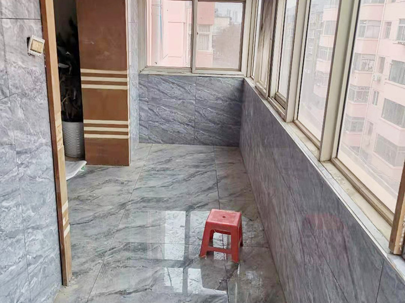 全屋瓷磚鋪貼：首先應(yīng)除去基層表面的污垢，油漬，浮灰;除去基層上所有涂料層，膩?zhàn)訉?如果基層未能達(dá)到平整度要求，需對(duì)基層進(jìn)行預(yù)先的找平處理。鋪貼瓷磚前需事先找好垂直線，以此為基準(zhǔn)鋪貼的瓷磚高低均勻、垂直美觀;此外，施工前在墻體四周需彈出標(biāo)高控制線，在地面彈出十字線，以控制地磚分隔尺寸。加水后將粘結(jié)劑漿料攪拌至潤滑均勻，無明顯塊狀或糊狀結(jié)塊，攪拌后的漿料靜置5-10分鐘后再稍加攪拌1-2分鐘即可使用。將瓷磚平整地鋪貼在基層上，使用橡膠錘將瓷磚拍實(shí)鋪平。施工過程中，可小幅度轉(zhuǎn)動(dòng)瓷磚，使?jié){料與瓷磚背面充分接觸。