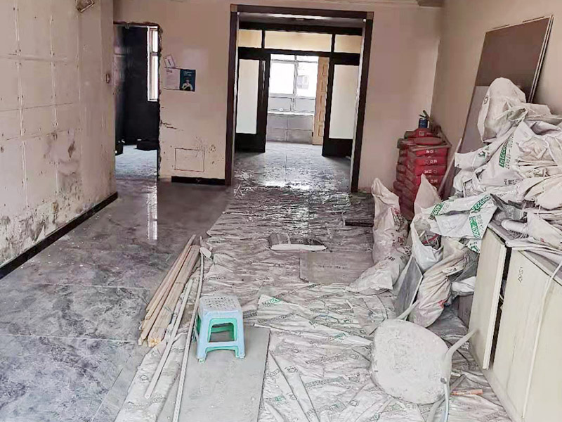 全屋瓷磚鋪貼：首先應(yīng)除去基層表面的污垢，油漬，浮灰;除去基層上所有涂料層，膩?zhàn)訉?如果基層未能達(dá)到平整度要求，需對(duì)基層進(jìn)行預(yù)先的找平處理。鋪貼瓷磚前需事先找好垂直線，以此為基準(zhǔn)鋪貼的瓷磚高低均勻、垂直美觀;此外，施工前在墻體四周需彈出標(biāo)高控制線，在地面彈出十字線，以控制地磚分隔尺寸。加水后將粘結(jié)劑漿料攪拌至潤滑均勻，無明顯塊狀或糊狀結(jié)塊，攪拌后的漿料靜置5-10分鐘后再稍加攪拌1-2分鐘即可使用。將瓷磚平整地鋪貼在基層上，使用橡膠錘將瓷磚拍實(shí)鋪平。施工過程中，可小幅度轉(zhuǎn)動(dòng)瓷磚，使?jié){料與瓷磚背面充分接觸。