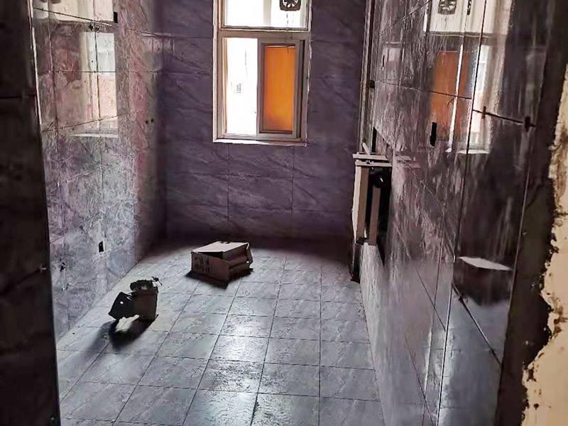 全屋瓷磚鋪貼：首先應(yīng)除去基層表面的污垢，油漬，浮灰;除去基層上所有涂料層，膩?zhàn)訉?如果基層未能達(dá)到平整度要求，需對(duì)基層進(jìn)行預(yù)先的找平處理。鋪貼瓷磚前需事先找好垂直線，以此為基準(zhǔn)鋪貼的瓷磚高低均勻、垂直美觀;此外，施工前在墻體四周需彈出標(biāo)高控制線，在地面彈出十字線，以控制地磚分隔尺寸。加水后將粘結(jié)劑漿料攪拌至潤滑均勻，無明顯塊狀或糊狀結(jié)塊，攪拌后的漿料靜置5-10分鐘后再稍加攪拌1-2分鐘即可使用。將瓷磚平整地鋪貼在基層上，使用橡膠錘將瓷磚拍實(shí)鋪平。施工過程中，可小幅度轉(zhuǎn)動(dòng)瓷磚，使?jié){料與瓷磚背面充分接觸。