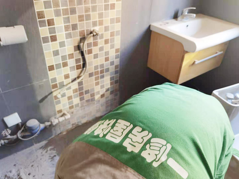 地面蹲便器改馬桶：首先關(guān)閉原先連通蹲便器的水閥，準備匹配的馬桶和相關(guān)的操作工具。將原本的蹲便器拆卸下來后，注意檢查下水管排水是否通暢，可以簡易的檢驗一下，裝滿一桶水倒入下水道觀察水流是否順暢，有無堵塞現(xiàn)象，如果存在堵塞，就必須先進行疏通。等到確認通暢時把下水管接長，直到地面足以安裝馬桶。蹲坑改馬桶，先測量下水口圓心至墻的距離。根據(jù)這個距離買馬桶。