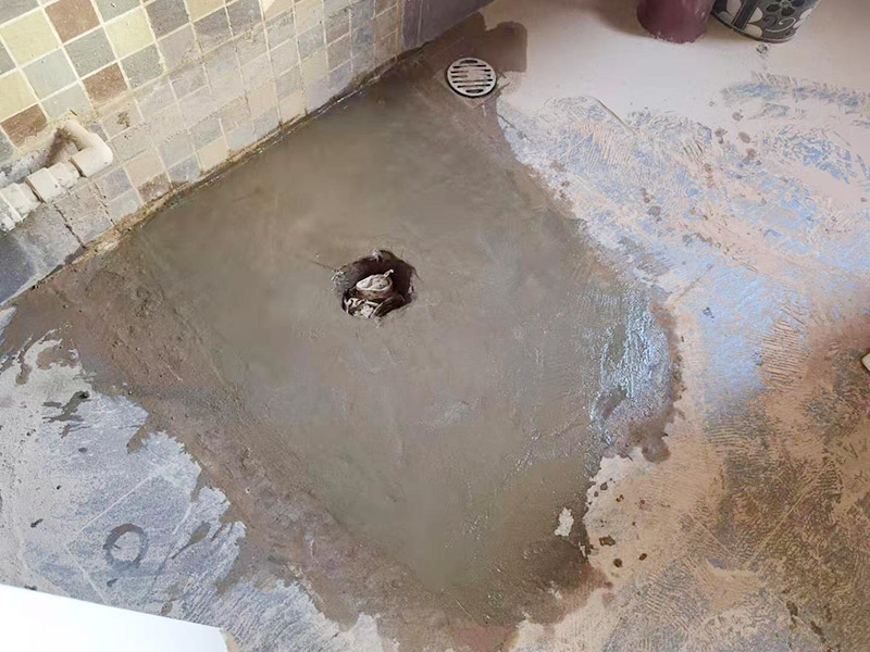 地面蹲便器改馬桶：首先關(guān)閉原先連通蹲便器的水閥，準備匹配的馬桶和相關(guān)的操作工具。將原本的蹲便器拆卸下來后，注意檢查下水管排水是否通暢，可以簡易的檢驗一下，裝滿一桶水倒入下水道觀察水流是否順暢，有無堵塞現(xiàn)象，如果存在堵塞，就必須先進行疏通。等到確認通暢時把下水管接長，直到地面足以安裝馬桶。蹲坑改馬桶，先測量下水口圓心至墻的距離。根據(jù)這個距離買馬桶。