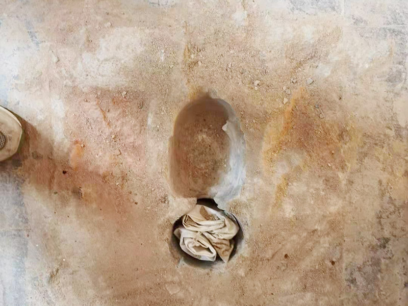 地面蹲便器改馬桶：首先關(guān)閉原先連通蹲便器的水閥，準備匹配的馬桶和相關(guān)的操作工具。將原本的蹲便器拆卸下來后，注意檢查下水管排水是否通暢，可以簡易的檢驗一下，裝滿一桶水倒入下水道觀察水流是否順暢，有無堵塞現(xiàn)象，如果存在堵塞，就必須先進行疏通。等到確認通暢時把下水管接長，直到地面足以安裝馬桶。蹲坑改馬桶，先測量下水口圓心至墻的距離。根據(jù)這個距離買馬桶。