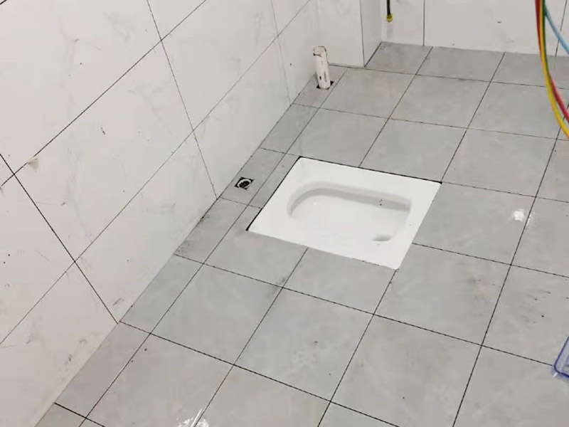 衛(wèi)生間墻面貼磚施工：首先應(yīng)除去基層表面的污垢，油漬，浮灰;除去基層上所有涂料層，膩?zhàn)訉?如果基層未能達(dá)到平整度要求，需對基層進(jìn)行預(yù)先的找平處理。鋪貼瓷磚前需事先找好垂直線，以此為基準(zhǔn)鋪貼的瓷磚高低均勻、垂直美觀;此外，施工前在墻體四周需彈出標(biāo)高控制線，在地面彈出十字線，以控制地磚分隔尺寸。加水后將粘結(jié)劑漿料攪拌至潤滑均勻，無明顯塊狀或糊狀結(jié)塊，攪拌后的漿料靜置5-10分鐘后再稍加攪拌1-2分鐘即可使用。將調(diào)制好的漿料均勻地抹在瓷磚背面，要求漿料飽滿。將瓷磚平整地鋪貼在基層上，使用橡膠錘將瓷磚拍實(shí)鋪平。施工過程中，可小幅度轉(zhuǎn)動(dòng)瓷磚，使?jié){料與瓷磚背面充分接觸。