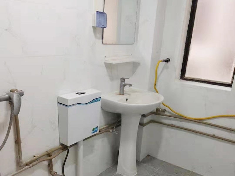 衛(wèi)生間墻面貼磚施工：首先應(yīng)除去基層表面的污垢，油漬，浮灰;除去基層上所有涂料層，膩?zhàn)訉?如果基層未能達(dá)到平整度要求，需對基層進(jìn)行預(yù)先的找平處理。鋪貼瓷磚前需事先找好垂直線，以此為基準(zhǔn)鋪貼的瓷磚高低均勻、垂直美觀;此外，施工前在墻體四周需彈出標(biāo)高控制線，在地面彈出十字線，以控制地磚分隔尺寸。加水后將粘結(jié)劑漿料攪拌至潤滑均勻，無明顯塊狀或糊狀結(jié)塊，攪拌后的漿料靜置5-10分鐘后再稍加攪拌1-2分鐘即可使用。將調(diào)制好的漿料均勻地抹在瓷磚背面，要求漿料飽滿。將瓷磚平整地鋪貼在基層上，使用橡膠錘將瓷磚拍實(shí)鋪平。施工過程中，可小幅度轉(zhuǎn)動(dòng)瓷磚，使?jié){料與瓷磚背面充分接觸。