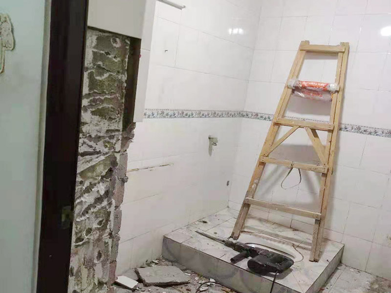 衛(wèi)生間拆除翻新：需要對(duì)其做相應(yīng)的防水處理。因?yàn)樵谌粘５募彝ブ校l(wèi)生間的水是處處可見的，非常潮濕。衛(wèi)生間內(nèi)的防水涂料是由地面延伸到墻面的，涂刷過程中精良的保證厚度均勻。還需要處理好地面和墻面交界處的各類管件的涂刷。待防水處理完全確定后，等待地面干透就可以做后續(xù)的工程了。